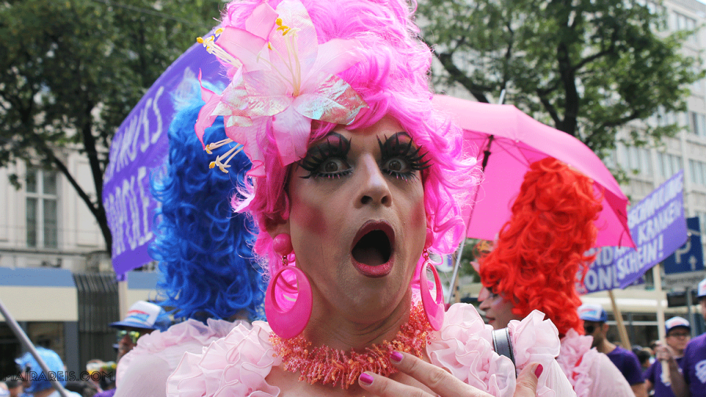 Kit Gay Ensina como Ir à Parada LGBT de São Paulo na Paz e Segurança